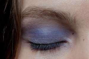 Дымчатый макияж глаз в лиловых тонах. Пошаговая инструкция
