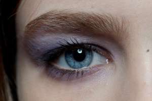 Дымчатый макияж глаз в лиловых тонах. Пошаговая инструкция