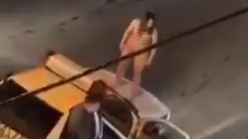 Голая женщина забралась на полицейскую машину в знак протеста в Иране