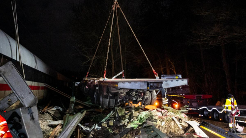 Поезд с 300 пассажирами столкнулся с грузовиком в Германии (фото, видео)