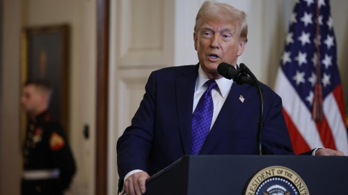 "Он хороший человек": Трамп вступился за советника после утечки военных планов США