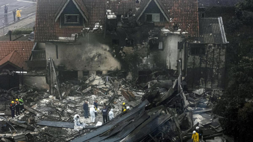 Самолет упал на жилые дома в Бразилии: все, кто находился на борту, погибли