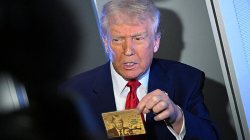 Трамп показал "золотую" карту за 5 млн долларов для получения гражданства США